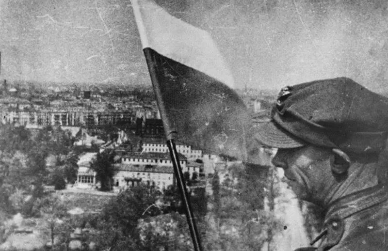 Polska flaga na Kolomnie Zwycięstwa