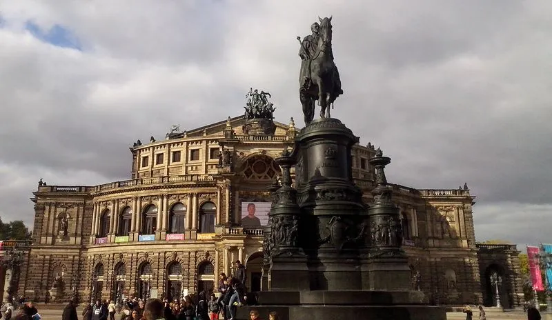 Pomnik króla Jana i Opera Sempera