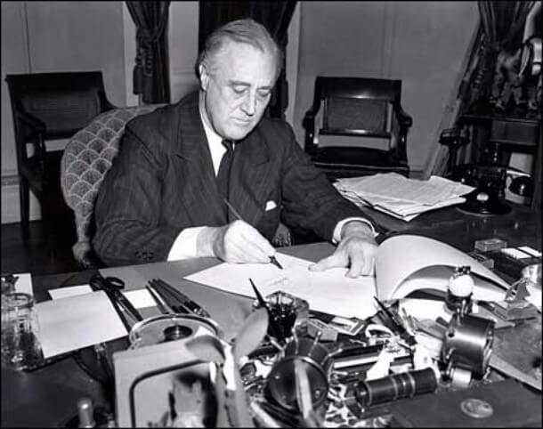 Prezydent Roosevelt podpisuje ustawę lend-lease