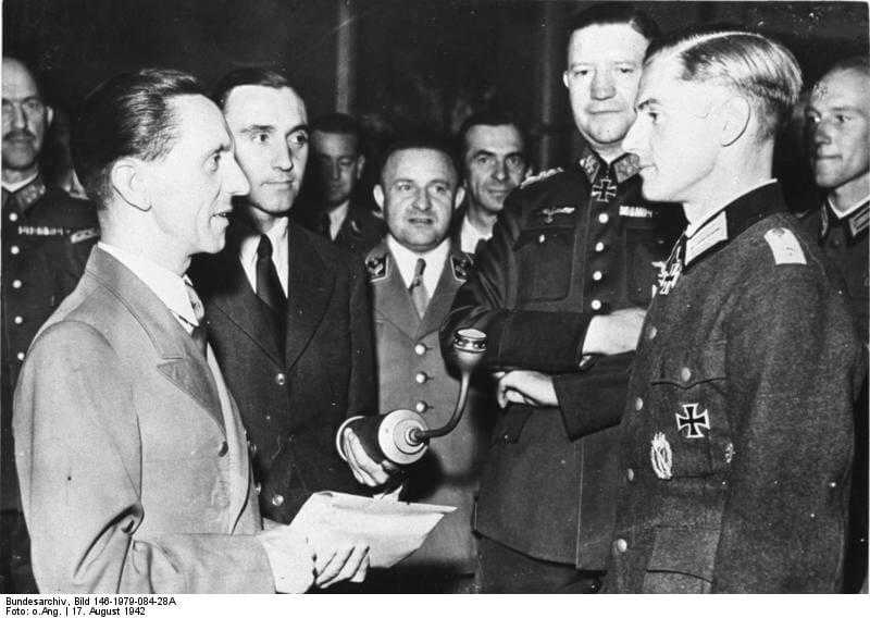 Goebbels rozmawia z żołnierzem z Sewastopola