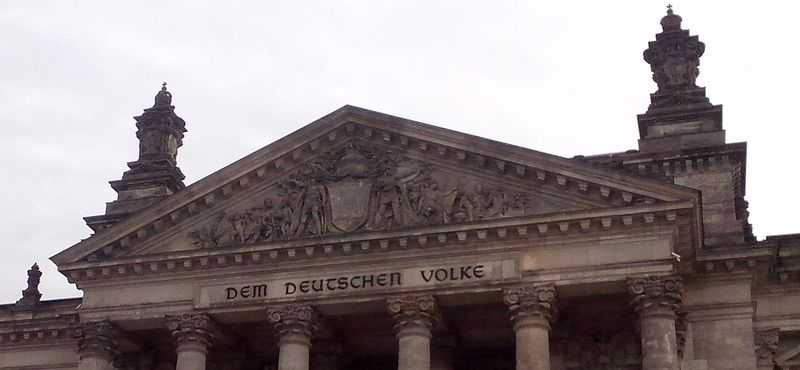 tympanon Reichstagu z napisem Narodowi niemieckiemu