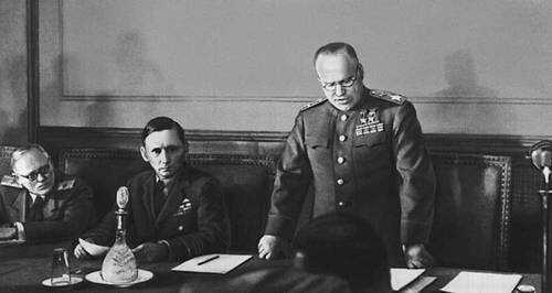 Marszałek Gieorgij Żukow odczytuje akt kapitulacji, Berlin