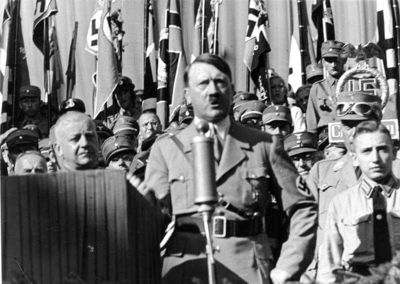 Adolf Hitler na tle lokalnych działaczy partyjnych