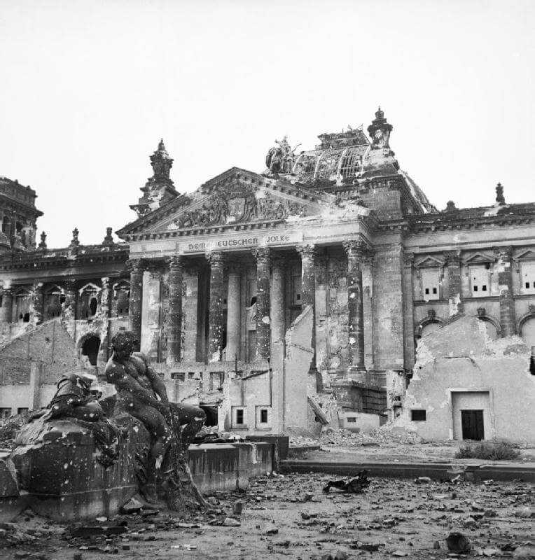 Reichstag po walkach o Berlin