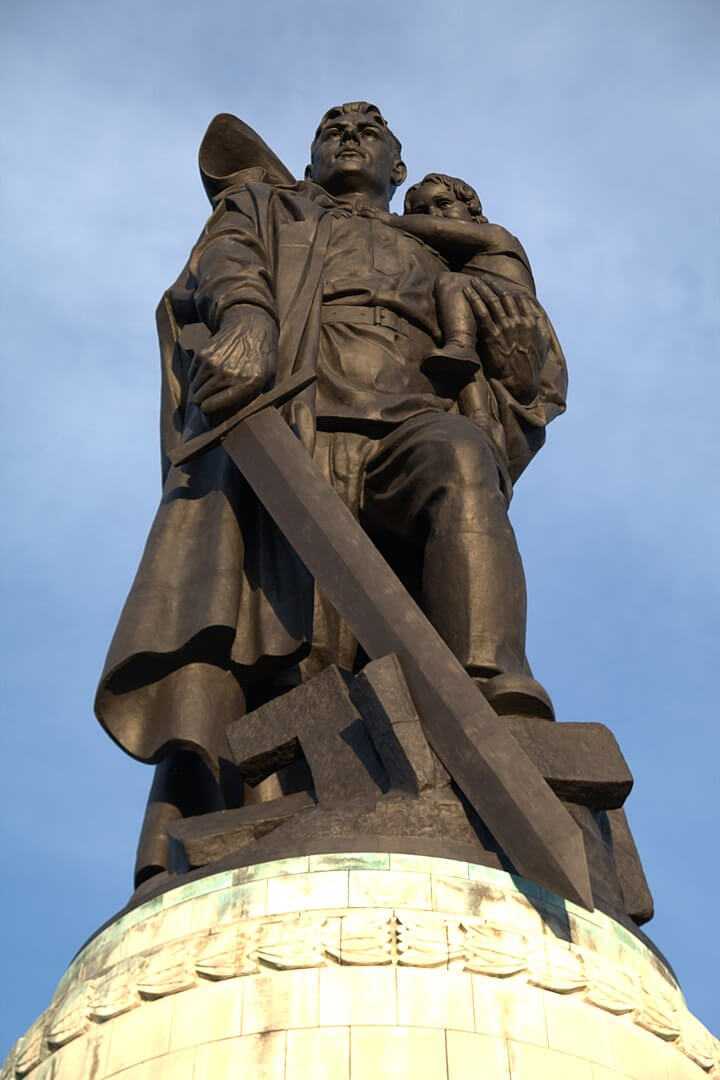 Statua Żołnierza Wyzwoliciela, Treptower Park, Berlin