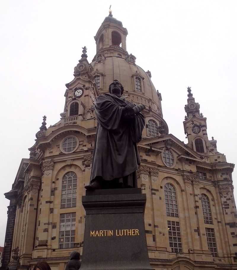 Frauenkirche i pomnik Lutra